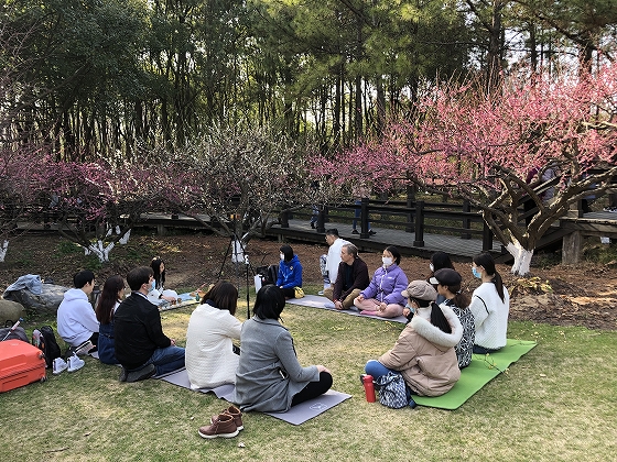 公園内で“茶会”を開く若者のグループ