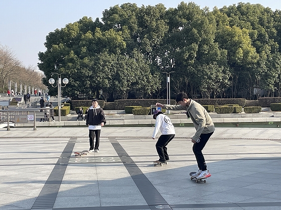 若者の間で人気が増すスケートボード