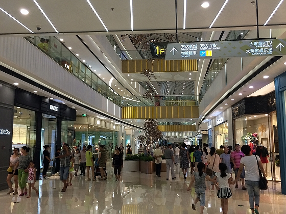 三線級都市の浙江省・金華におけるショッピングモールの様子