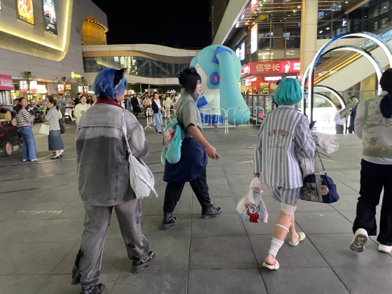 SNS上の盛り上がりと社会現象：二次元サブカルチャーから大衆消費への進化の軌跡