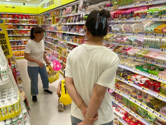 零食量販店の急成長を支えた要因は？①〜景気低迷で「ブランド」より「コスパ」重視へ