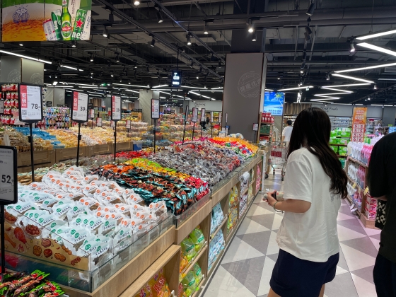 零食量販店の市場規模と成長性 スーパーとEC超え、中国最大の菓子類販売チャネルへ