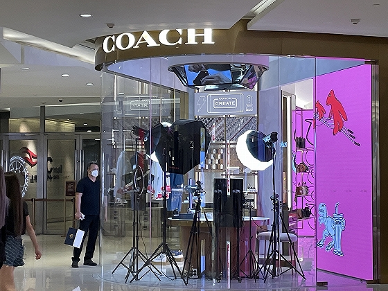 米高級ファッションブランドのコーチも店舗内にライブコマーススタジオを設置