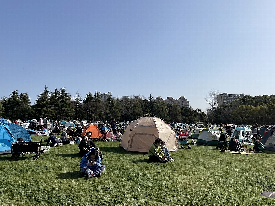 週末に近所の公園でキャンプをする人が増えている