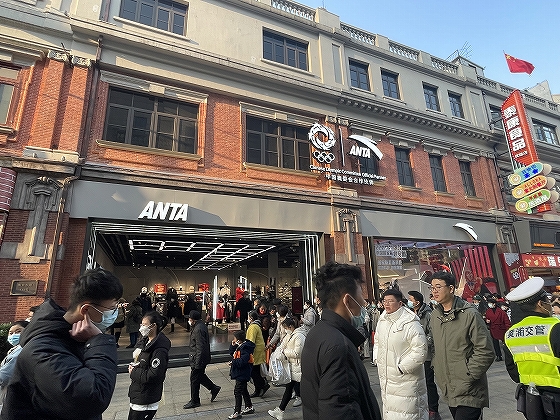 中国スポーツブランド大手の安踏（Anta）は、愛国の「国潮」トレンドを背景に人気急上昇