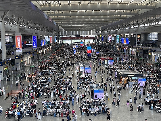 乗客でごった返す上海虹橋駅（2023年6月）