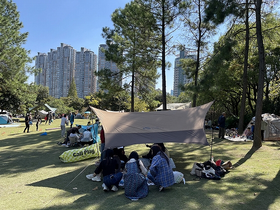 市内の公園でのキャンプがトレンドに