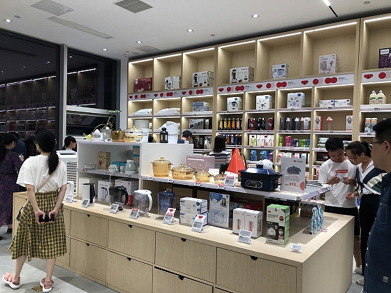 越境ECで販売される商品はより多様化進む（写真：越境ECのオフライン体験店）
