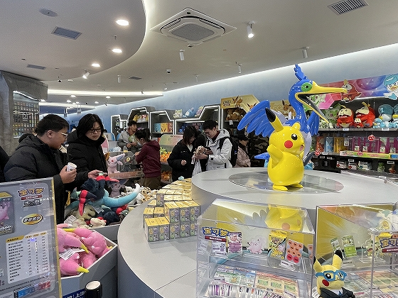 上海中山公園の「龍之夢生活広場」でポケモンカードの専門店がオープン