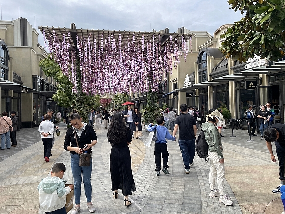 上海ディズニーランド隣接のアウトレットモール「比斯特上海購物村奥特莱斯」（ビスタービレッジ）