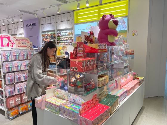 若者はブラインドボックスに夢中