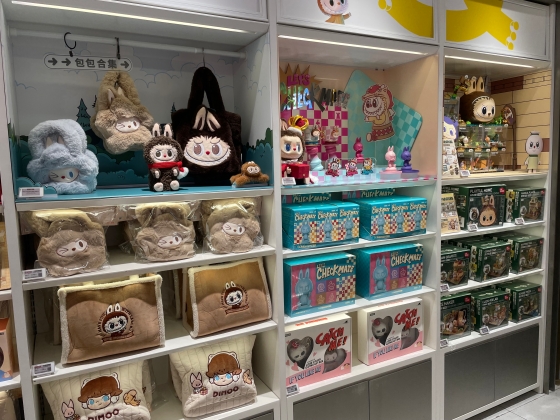 ブラインドボックス以外にも、POP MARTは多くの派生商品を展開