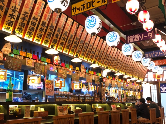 上海の居酒屋チェーン「平成屋」は、レトロな内装や人気漫画『深夜食堂』を模した雰囲気、高コスパ戦略で差別化に成功