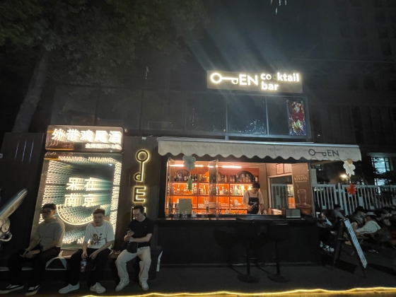 「City Drink」（街飲み）が若者の間で流行