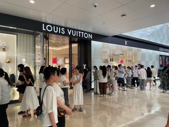 LV旗艦店の前には、入店を待つ行列ができるほどの人気