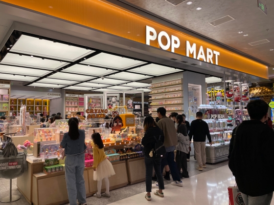 中国発デザイントイのPOP MART（ポップマート）は、世界的なブームを巻き起こしている