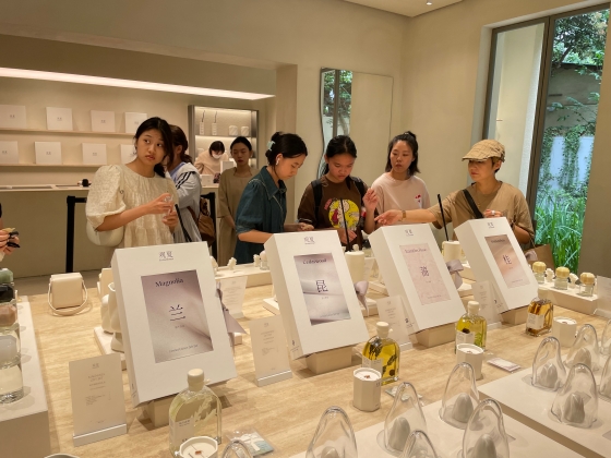 日常の満足感を高める手段として、小さな贅沢消費が定着