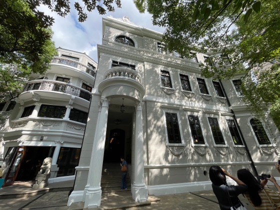 プラダは上海の歴史的建造物内に、体験型ブランド空間を開設