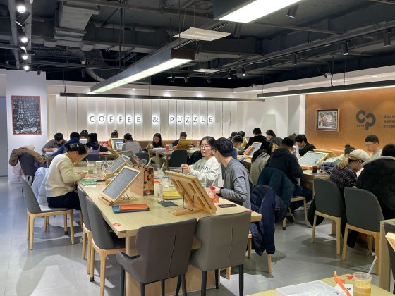 パズル愛好者向けに設計されたカフェ型交流空間