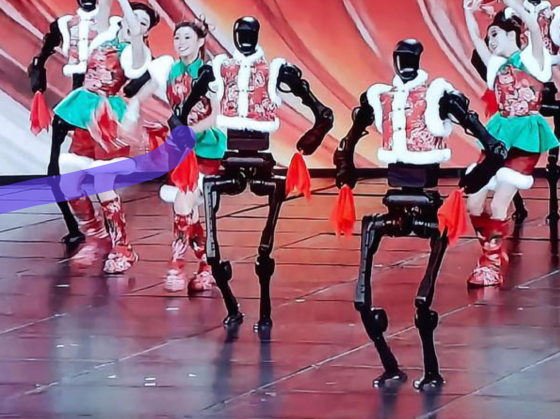 中国中央テレビ（CCTV）の春節特別番組ではヒト型ロボット（ヒューマノイド）が実際のダンサーと共演の様子